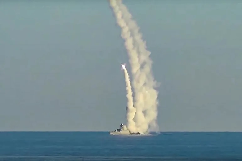 Rudal jelajah Kalibr jarak jauh diluncurkan oleh kapal militer Rusia dari lokasi yang tidak diketahui dalam gambar ini mulai Juli 2022. Rusia telah secara teratur menembakkan rudal Kalibr ke sasaran di Ukraina. Foto: Foto/AP dari Layanan Pers Kementerian Pertahanan Rusia.