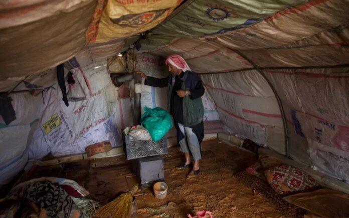 Saleh al-Ahmad saat ini tinggal di tenda kecil bersama keluarganya dan keluarga saudara perempuannya. Foto: Ali Haj Suleiman/Al Jazeera.