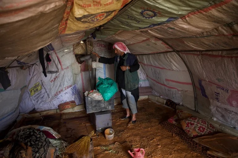 Saleh al-Ahmad saat ini tinggal di tenda kecil bersama keluarganya dan keluarga saudara perempuannya. Foto: Ali Haj Suleiman/Al Jazeera.