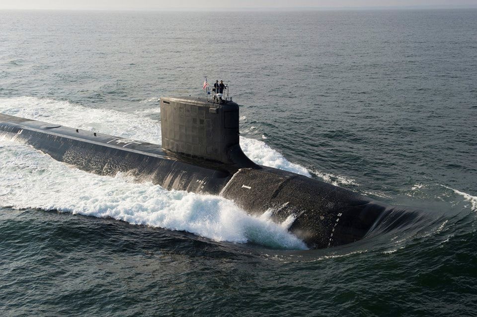 Kapal selam USS North Dakota (SSN 784) kelas Virginia terlihat selama uji coba laut bravo dalam gambar selebaran Angkatan Laut AS yang diambil di Samudra Atlantik 18 Agustus 2013. Angkatan Laut menugaskan kapal selam serangan terbarunya North Dakota, selama upacara 25 Oktober, 2014, di Pangkalan Kapal Selam New London di Groton, Connecticut, pejabat pertahanan mengumumkan. Foto: Reuters/A.S. Angkatan Laut/Handout.