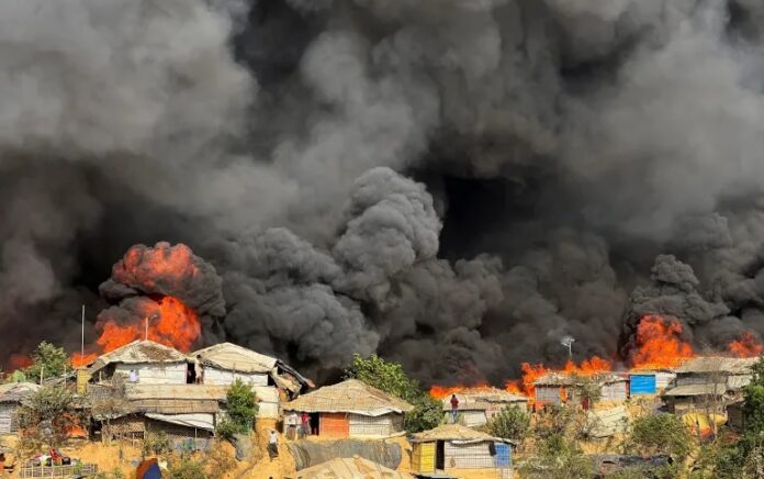 Api membakar kamp pengungsi Rohingya di Balukhali di Cox's Bazar, Bangladesh, 5 Maret 2023. Foto: Reuters/Ro Yassin Abdumonab.