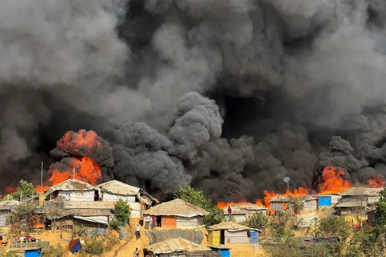 Api membakar kamp pengungsi Rohingya di Balukhali di Cox's Bazar, Bangladesh, 5 Maret 2023. Foto: Reuters/Ro Yassin Abdumonab.