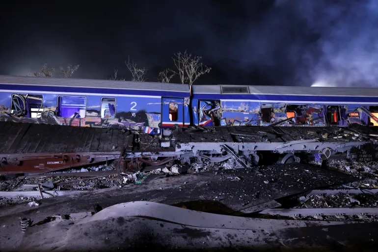Beberapa gerbong penumpang terdorong dari rel akibat tabrakan tersebut. Pihak berwenang mengatakan kedua kereta tersebut berjalan di jalur yang sama tetapi berlawanan arah pada saat terjadi kecelakaan. Foto: Alexandros Avramidis/Reuters.