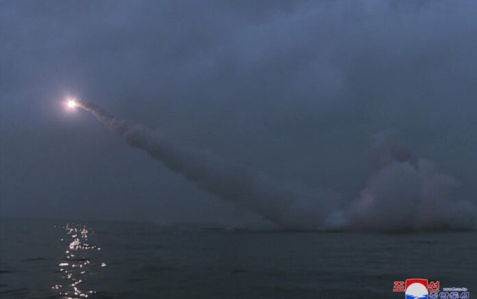 Pandangan umum saat Korea Utara menembakkan dua rudal dari kapal selam yang menyerang target bawah air, menurut media pemerintah, di lokasi yang dirahasiakan di Korea Utara 12 Maret 2023. Foto: KCNA.