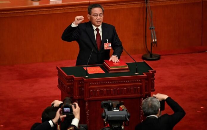 Perdana Menteri China Li Qiang yang baru terpilih mengambil sumpah setelah terpilih pada sesi pleno keempat Kongres Rakyat Nasional (NPC) di Aula Besar Rakyat di Beijing, China pada 11 Maret 2023. Foto: Greg Baker/Pool/ Reuters.