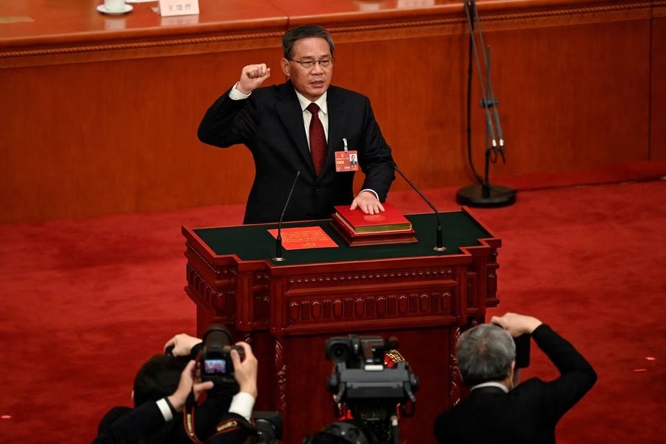 Perdana Menteri China Li Qiang yang baru terpilih mengambil sumpah setelah terpilih pada sesi pleno keempat Kongres Rakyat Nasional (NPC) di Aula Besar Rakyat di Beijing, China pada 11 Maret 2023. Foto: Greg Baker/Pool/ Reuters.