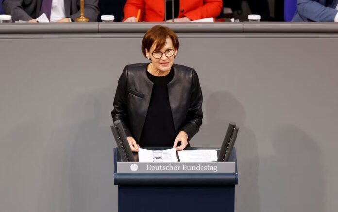 Menteri Pendidikan dan Riset Jerman Bettina Stark-Watzinger menyampaikan pidato pada sesi di ruang pleno majelis rendah Parlemen Jerman atau Bundestag di Berlin, Jerman 1 Desember 2022. Foto: Reuters/Michele Tantussi.