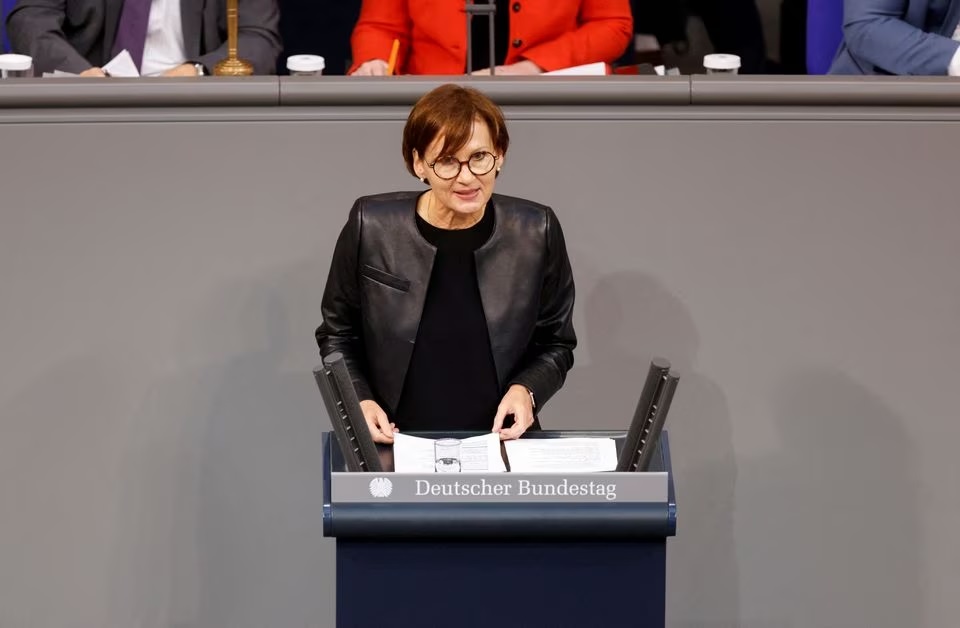 Menteri Pendidikan dan Riset Jerman Bettina Stark-Watzinger menyampaikan pidato pada sesi di ruang pleno majelis rendah Parlemen Jerman atau Bundestag di Berlin, Jerman 1 Desember 2022. Foto: Reuters/Michele Tantussi.