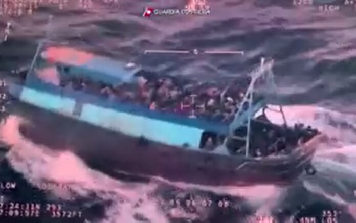 Migran di atas kapal yang berada dalam keadaan bahaya. Foto: SS Video Reuters.