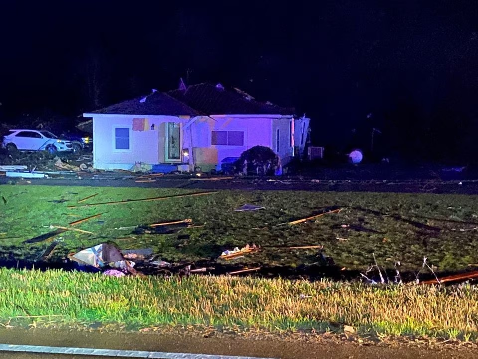 Pandangan umum menunjukkan bangunan yang rusak, menyusul tornado di Silver City, Mississippi, AS 24 Maret 2023 dalam gambar ini diperoleh dari media sosial. Foto: Patroli Jalan Raya Mississippi via Twitter/via Reuters.