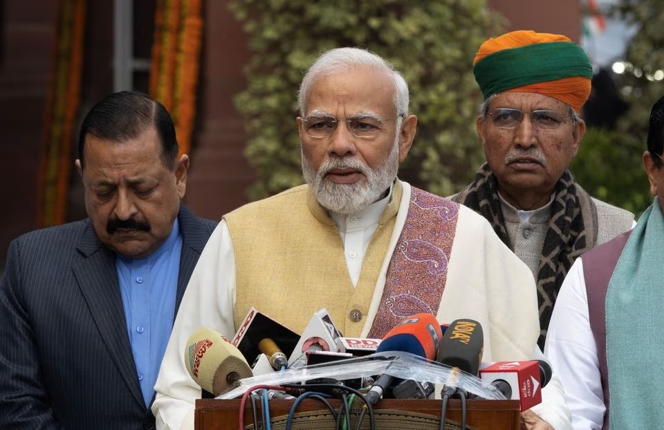 Perdana Menteri India Narendra Modi berbicara dengan media di dalam gedung parlemen setibanya di hari pertama sesi anggaran di New Delhi, India, 31 Januari 2023. Foto: Reuters/Adnan Abidi.