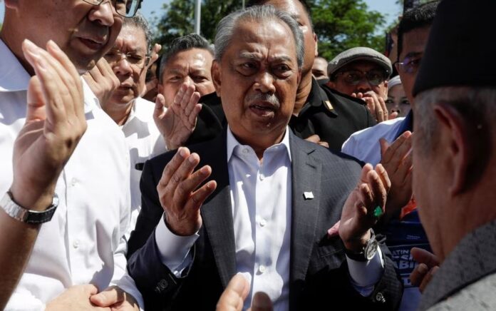 Mantan Perdana Menteri Malaysia Muhyiddin Yassin tiba untuk memberikan pernyataan kepada Komisi Anti Korupsi Malaysia (MACC) di Putrajaya, Malaysia 9 Maret 2023. Foto: Reuters/Hasnoor Hussain.