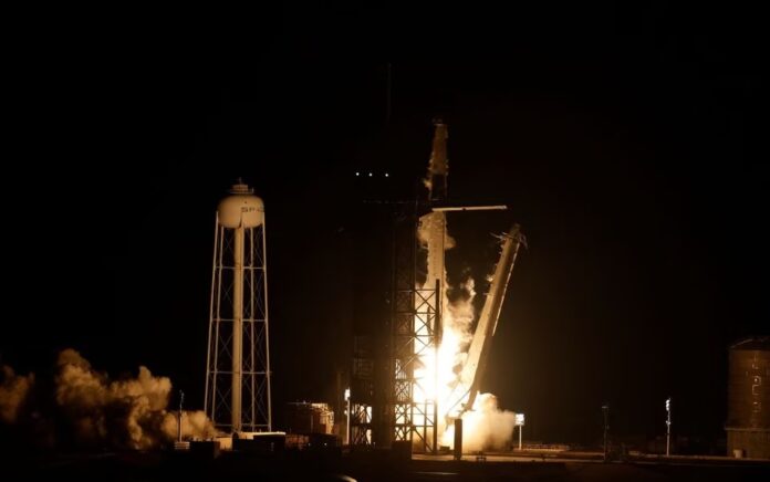 Misi SpaceX Crew-6 NASA, yang mencakup astronot NASA Stephen Bowen dan Woody Hoburg, Sultan Al-Neyadi Uni Emirat Arab dan kosmonot Rusia Andrey Fedyaev, diluncurkan ke Stasiun Luar Angkasa Internasional dari Kennedy Space Center di Cape Canaveral, Florida, AS, 2 Maret 2023. Foto: Reuters/Joe Skipper.