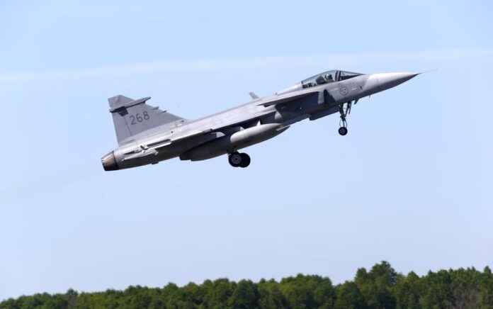 Pesawat tempur Saab JAS 39 Gripen Angkatan Udara Swedia lepas landas selama latihan AFX 18 di pangkalan udara militer Amari, Estonia 25 Mei 2018. Foto: Reuters/Ints Kalnins.