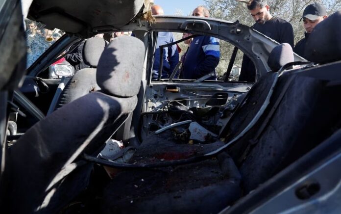 Orang-orang memeriksa mobil yang rusak tempat tiga militan Palestina tewas selama operasi Israel, dekat Jenin, di Tepi Barat yang diduduki Israel, 9 Maret 2023. Foto: Reute/Raneen Sawafta