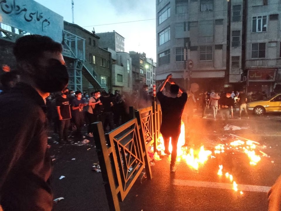 Orang-orang menyalakan api selama protes atas kematian Mahsa Amini, seorang wanita yang meninggal setelah ditangkap oleh "polisi moral" Iran, di Teheran, Iran 21 September 2022. Foto: WANA/Reuters.