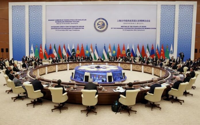 Para peserta KTT Organisasi Kerja Sama Shanghai menghadiri pertemuan format panjang para kepala negara anggota SCO di Samarkand, Uzbekistan, 16 September 2022. Foto: Sputnik/Sergey Bobylev/Pool/Reuters.
