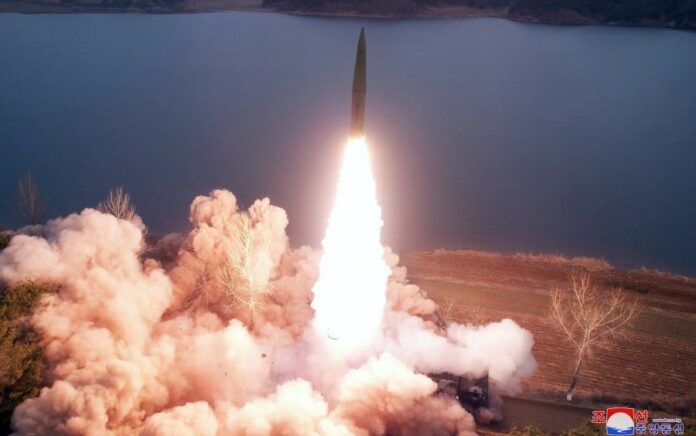 Tampilan menunjukkan rudal yang ditembakkan oleh militer Korea Utara di lokasi yang dirahasiakan dalam gambar yang dirilis oleh Kantor Berita Pusat Korea Utara (KCNA) pada 15 Maret 2023.