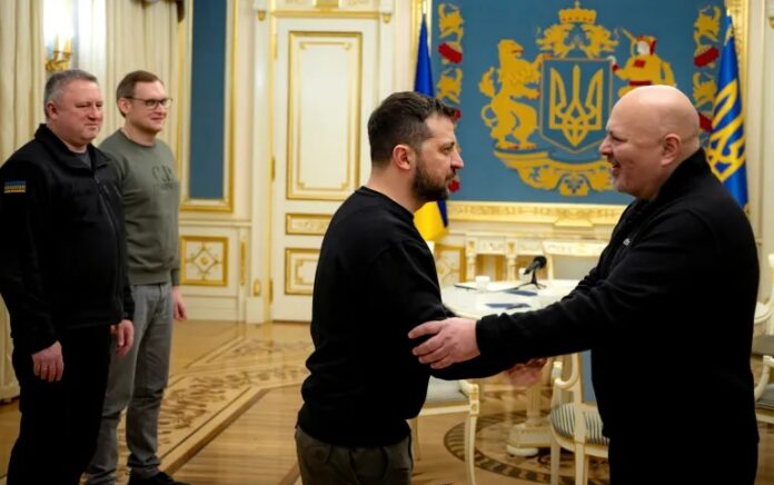 Presiden Ukraina Volodymyr Zelenskyy dan Jaksa Penuntut ICC Karim A. A. Khan QC bertemu, di tengah serangan Rusia terhadap Ukraina, di Kyiv, Ukraina 28 Februari 2023. Foto: Layanan Pers/Handout Kepresidenan Ukraina