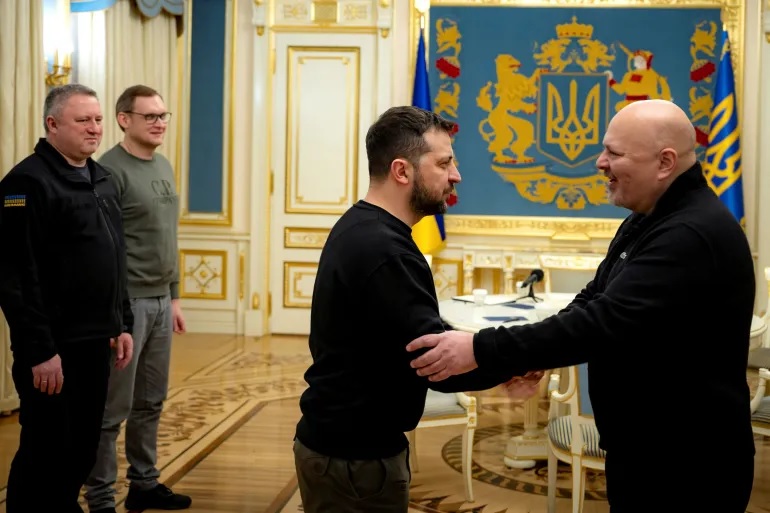 Presiden Ukraina Volodymyr Zelenskyy dan Jaksa Penuntut ICC Karim A. A. Khan QC bertemu, di tengah serangan Rusia terhadap Ukraina, di Kyiv, Ukraina 28 Februari 2023. Foto: Layanan Pers/Handout Kepresidenan Ukraina