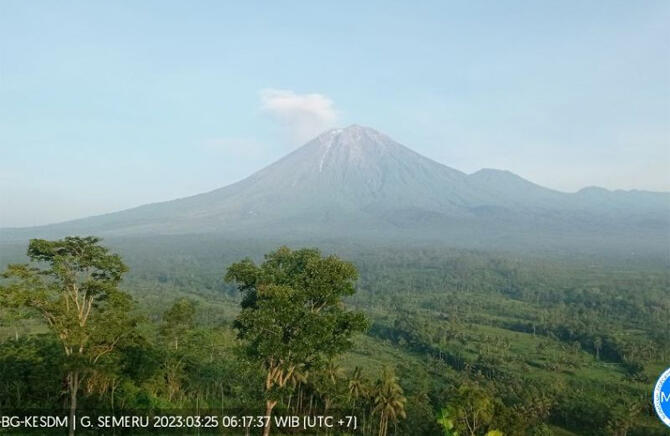 Gunung Semeru Alami 21 Kali Gempa Letusan