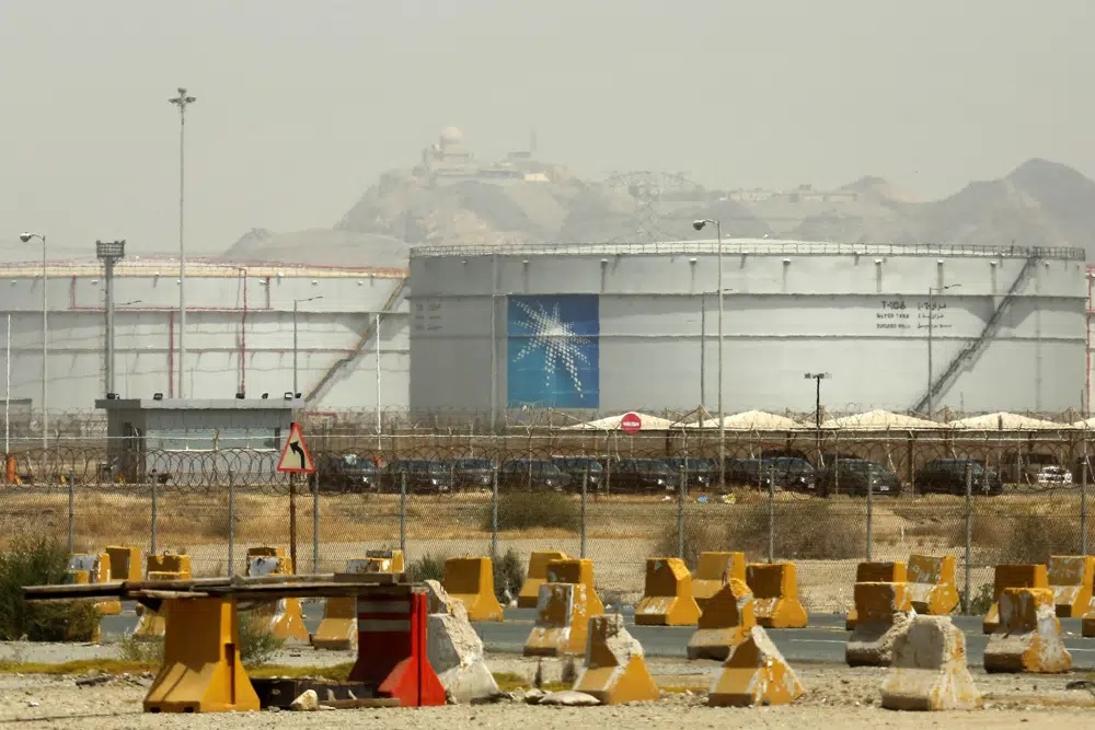 Tangki penyimpanan terlihat di pabrik curah Jeddah Utara, fasilitas minyak Aramco, di Jeddah, Arab Saudi, pada 21 Maret 2021. Foto: Foto AP/Amr Nabil/File.