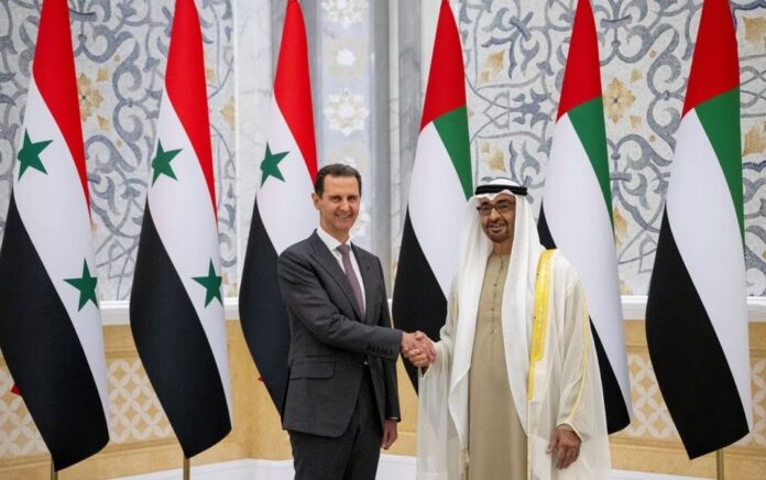 Presiden Suriah Bashar al-Assad bertemu dengan Presiden Uni Emirat Arab Sheikh Mohamed bin Zayed Al Nahyan di Abu Dhabi, Uni Emirat Arab 19 Maret 2023. Foto: Hamad Al Kaabi/Pengadilan Kepresidenan UEA/Handout via Reuters.