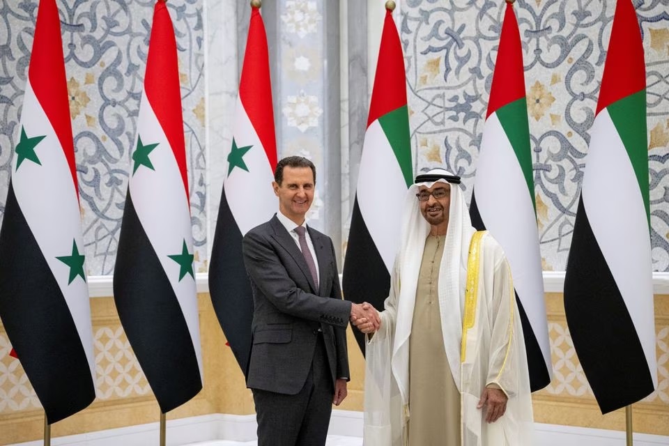 Presiden Suriah Bashar al-Assad bertemu dengan Presiden Uni Emirat Arab Sheikh Mohamed bin Zayed Al Nahyan di Abu Dhabi, Uni Emirat Arab 19 Maret 2023. Foto: Hamad Al Kaabi/Pengadilan Kepresidenan UEA/Handout via Reuters.
