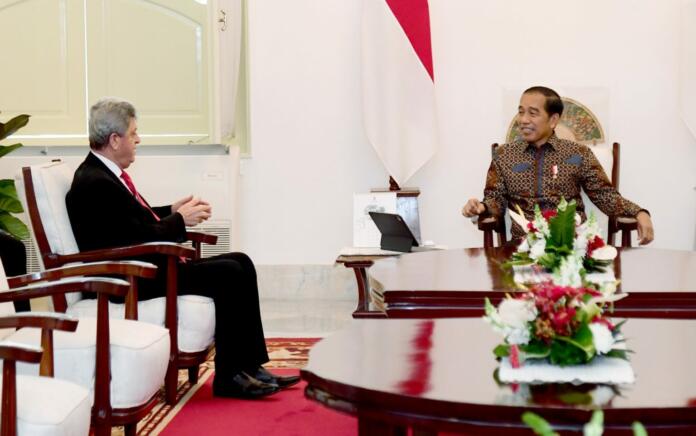 Presiden Jokowi saat menerima Duta Besar Palestina untuk Indonesia, Zuhair Al-Shun, di Istana Merdeka, Jakarta, pada Jumat (24/03/2023). (Foto: BPMI Setpres)