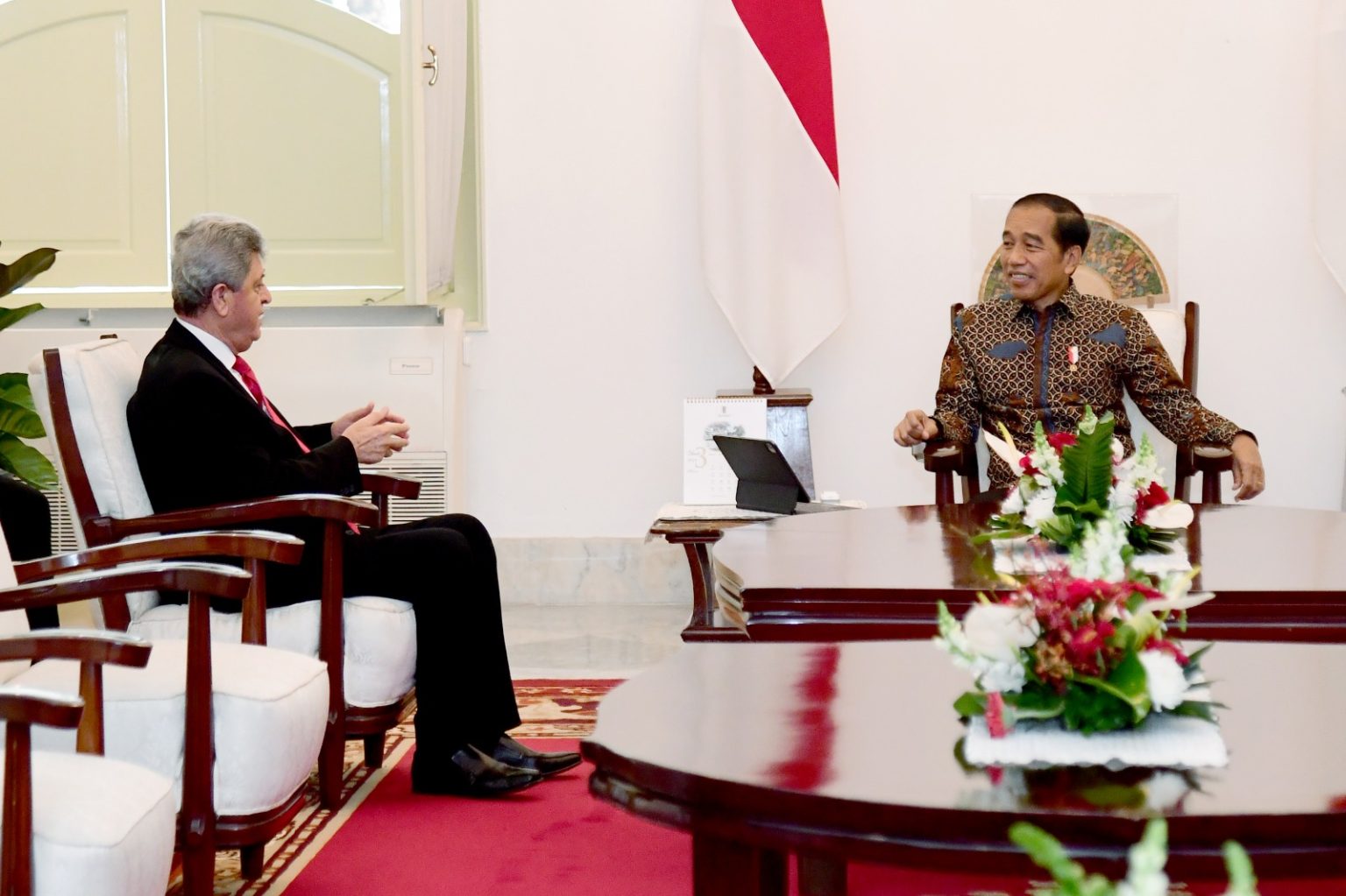 Presiden Jokowi saat menerima Duta Besar Palestina untuk Indonesia, Zuhair Al-Shun, di Istana Merdeka, Jakarta, pada Jumat (24/03/2023). (Foto: BPMI Setpres)