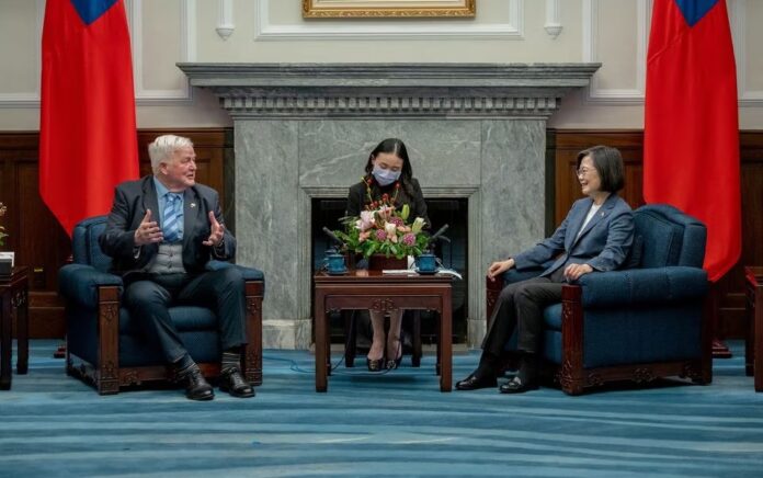 Presiden Taiwan Tsai Ing-wen dan Bob Stewart, anggota parlemen (MP) Inggris dan wakil ketua Kelompok Parlemen Seluruh Partai Inggris-Taiwan, berbicara selama pertemuan mereka di kantor kepresidenan di Taipei, 20 Maret 2023. Foto: Kantor Kepresidenan Taiwan/Handout/Reuters.
