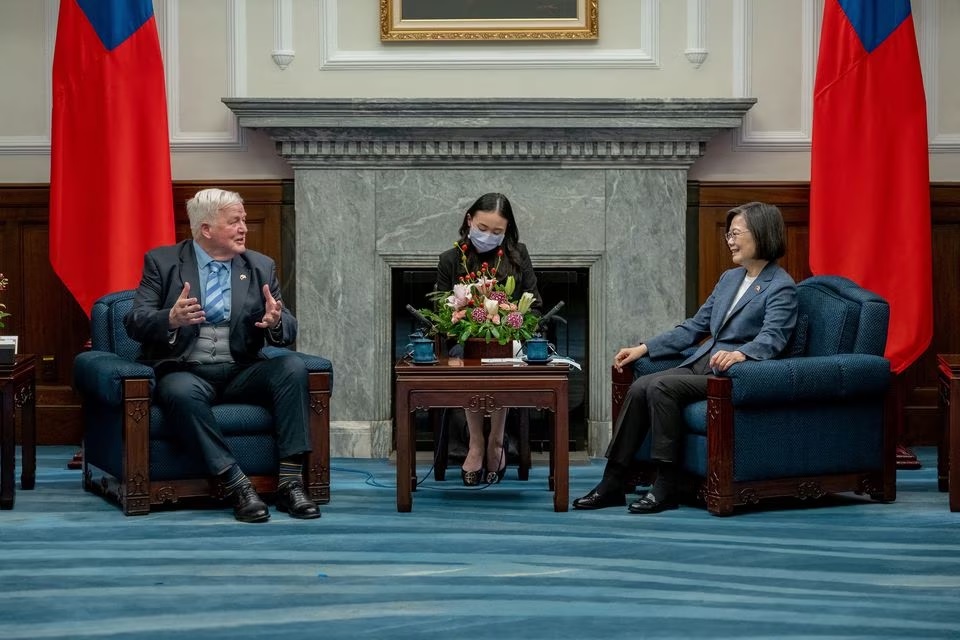 Presiden Taiwan Tsai Ing-wen dan Bob Stewart, anggota parlemen (MP) Inggris dan wakil ketua Kelompok Parlemen Seluruh Partai Inggris-Taiwan, berbicara selama pertemuan mereka di kantor kepresidenan di Taipei, 20 Maret 2023. Foto: Kantor Kepresidenan Taiwan/Handout/Reuters.