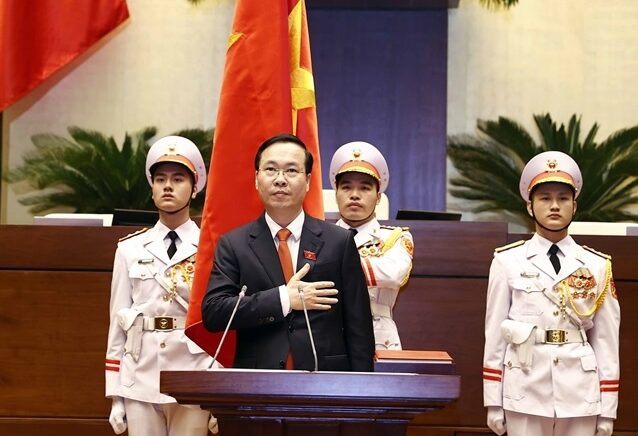 Vo Van Thuong dilantik sebagai Presiden Negara Republik Vietnam yang baru dalam sebuah upacara di Gedung Majelis Nasional di Hà Nội pada Kamis pagi. Foto: Foto VNA/VNS.