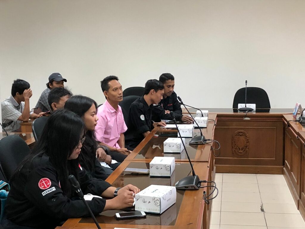 Personil musisi angklung Jogja Calungfunk dan Carekhal bersama LKBH Pandawa saat melakukan audiensi dengan Komisi D DPRD Kota Jogja (istimewa)