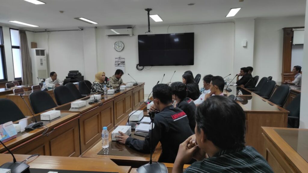 Audiensi yang dilakukan oleh musisi angklung Malioboro, Carekhal dan Calungfunk, yang ditemani LKBH Pandawa di Kantor DPRD Kota Joga (istimewa)