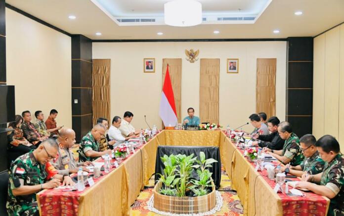 Presiden Jokowi memimpin ratas di Jayapura, Papua, Senin (20/03/2023). (Foto: BPMI Setpres)