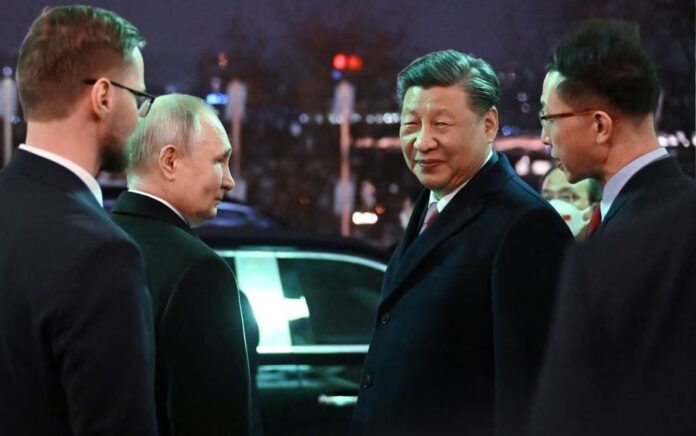 Presiden Rusia Vladimir Putin dan Presiden China Xi Jinping pergi setelah resepsi untuk menghormati kunjungan pemimpin China ke Moskow, di Kremlin di Moskow, Rusia 21 Maret 2023. Foto: Sputnik/Grigory Sysoev/Kremlin via Reuters.