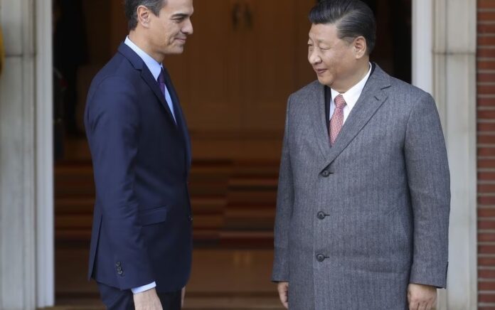 Presiden China Xi Jinping berdiri di samping Perdana Menteri Spanyol Pedro Sanchez saat tiba untuk pertemuan di Istana Moncloa di Madrid, Spanyol, 28 November 2018. Foto: Reuters/Susana Vera.