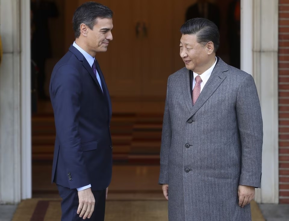 Presiden China Xi Jinping berdiri di samping Perdana Menteri Spanyol Pedro Sanchez saat tiba untuk pertemuan di Istana Moncloa di Madrid, Spanyol, 28 November 2018. Foto: Reuters/Susana Vera.
