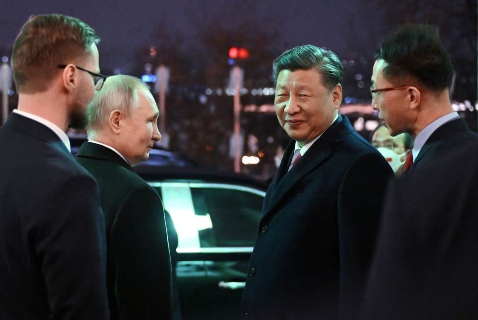 Presiden Rusia Vladimir Putin dan Presiden China Xi Jinping pergi setelah resepsi untuk menghormati kunjungan pemimpin China ke Moskow, di Kremlin di Moskow, Rusia 21 Maret 2023. Foto: Sputnik/Grigory Sysoev/Kremlin via Reuters.