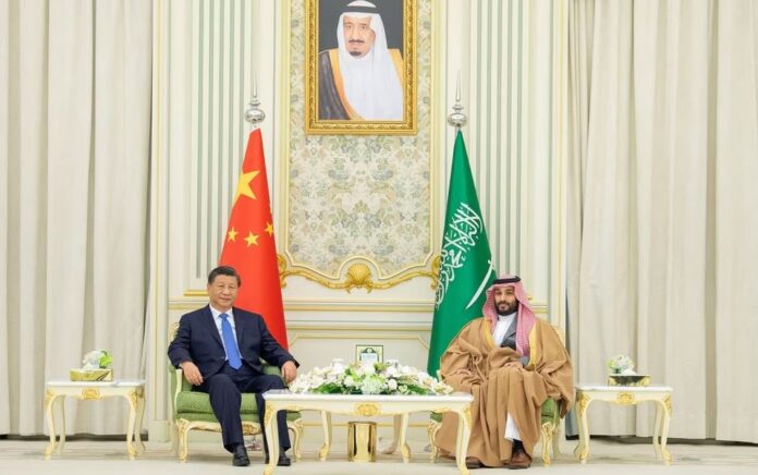 Putra Mahkota Saudi Mohammed Bin Salman bertemu dengan Presiden China Xi Jinping di Riyadh, Arab Saudi 8 Desember 2022. Foto: Bandar Algaloud/Courtesy of Saudi Royal Court/HO via Reuters.