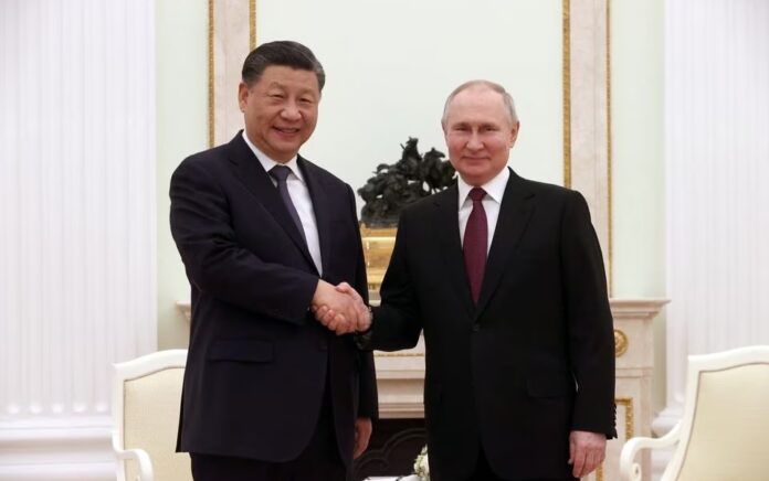 Presiden Rusia Vladimir Putin berjabat tangan dengan Presiden Tiongkok Xi Jinping selama pertemuan di Kremlin di Moskow, Rusia, 20 Maret 2023. Foto: Sputnik/Sergei Karpukhin.