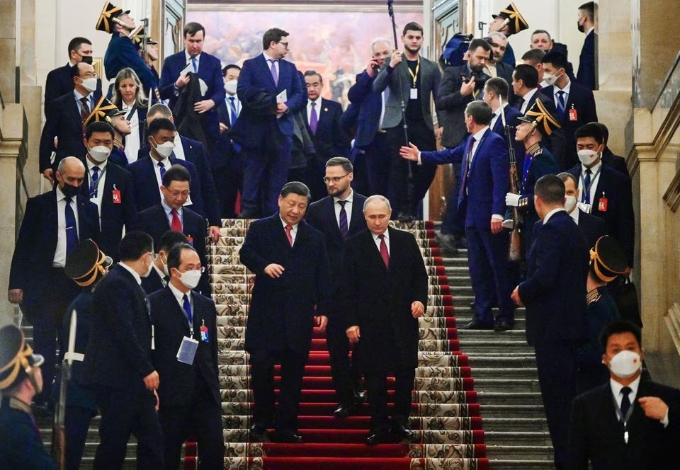 Presiden Rusia Vladimir Putin dan Presiden Tiongkok Xi Jinping pergi setelah resepsi untuk menghormati kunjungan pemimpin Tiongkok ke Moskow, di Kremlin di Moskow, Rusia 21 Maret 2023. Foto: Sputnik/Pavel Byrkin/Kremlin.