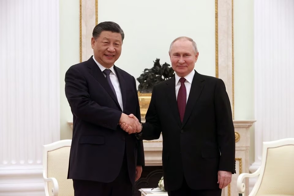 Presiden Rusia Vladimir Putin berjabat tangan dengan Presiden Tiongkok Xi Jinping selama pertemuan di Kremlin di Moskow, Rusia, 20 Maret 2023. Foto: Sputnik/Sergei Karpukhin.