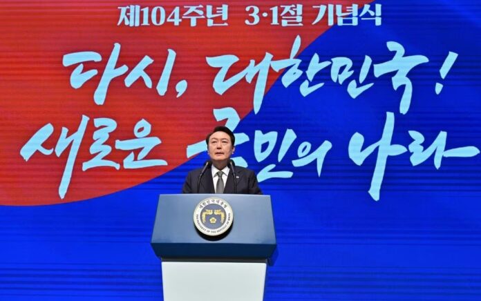 Presiden Korea Selatan Yoon Suk Yeol berbicara dalam upacara peringatan 104 tahun Hari Gerakan Kemerdekaan 1 Maret melawan penjajahan Jepang, di Seoul pada 1 Maret 2023. Foto: Jung Yeon-Je/Pool/Reuters.