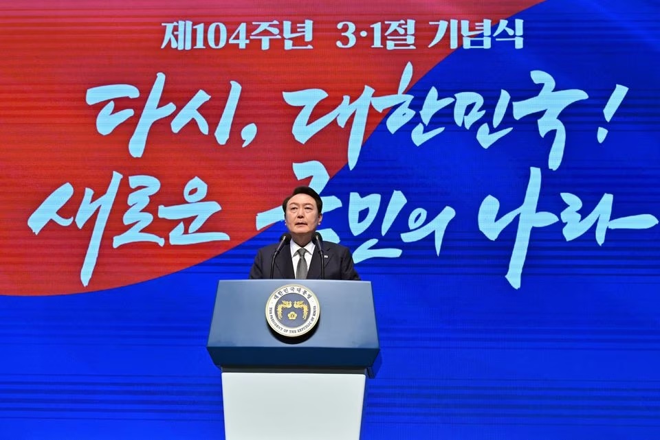 Presiden Korea Selatan Yoon Suk Yeol berbicara dalam upacara peringatan 104 tahun Hari Gerakan Kemerdekaan 1 Maret melawan penjajahan Jepang, di Seoul pada 1 Maret 2023. Foto: Jung Yeon-Je/Pool/Reuters.