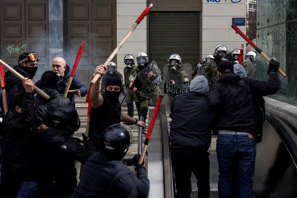 Pengunjuk rasa bentrok dengan polisi anti huru hara saat bentrokan terjadi saat demonstrasi menyusul tabrakan dua kereta api, dekat kota Larissa, di Athena, Yunani, 5 Maret 2023. Foto: Reuters/Alkis Konstantinidis.