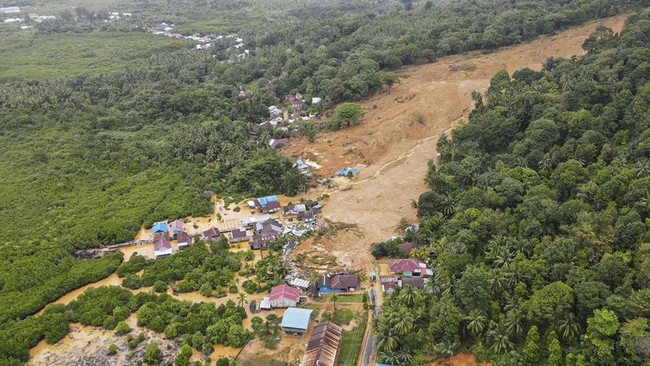 Kondisi bencana longsor yang terjadi di Kabupaten Natuna (Foto: Istimewa)
