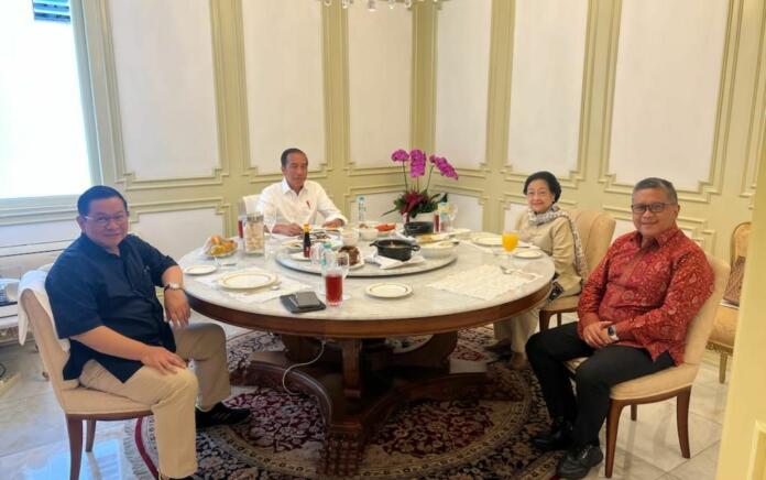 Presiden Jokowi bersama Megawati pasca melakukan pertemua di Istana Merdeka Jakarta (Foto: ADC Presiden)