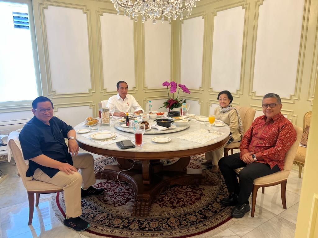 Presiden Jokowi bersama Megawati pasca melakukan pertemua di Istana Merdeka Jakarta (Foto: ADC Presiden)